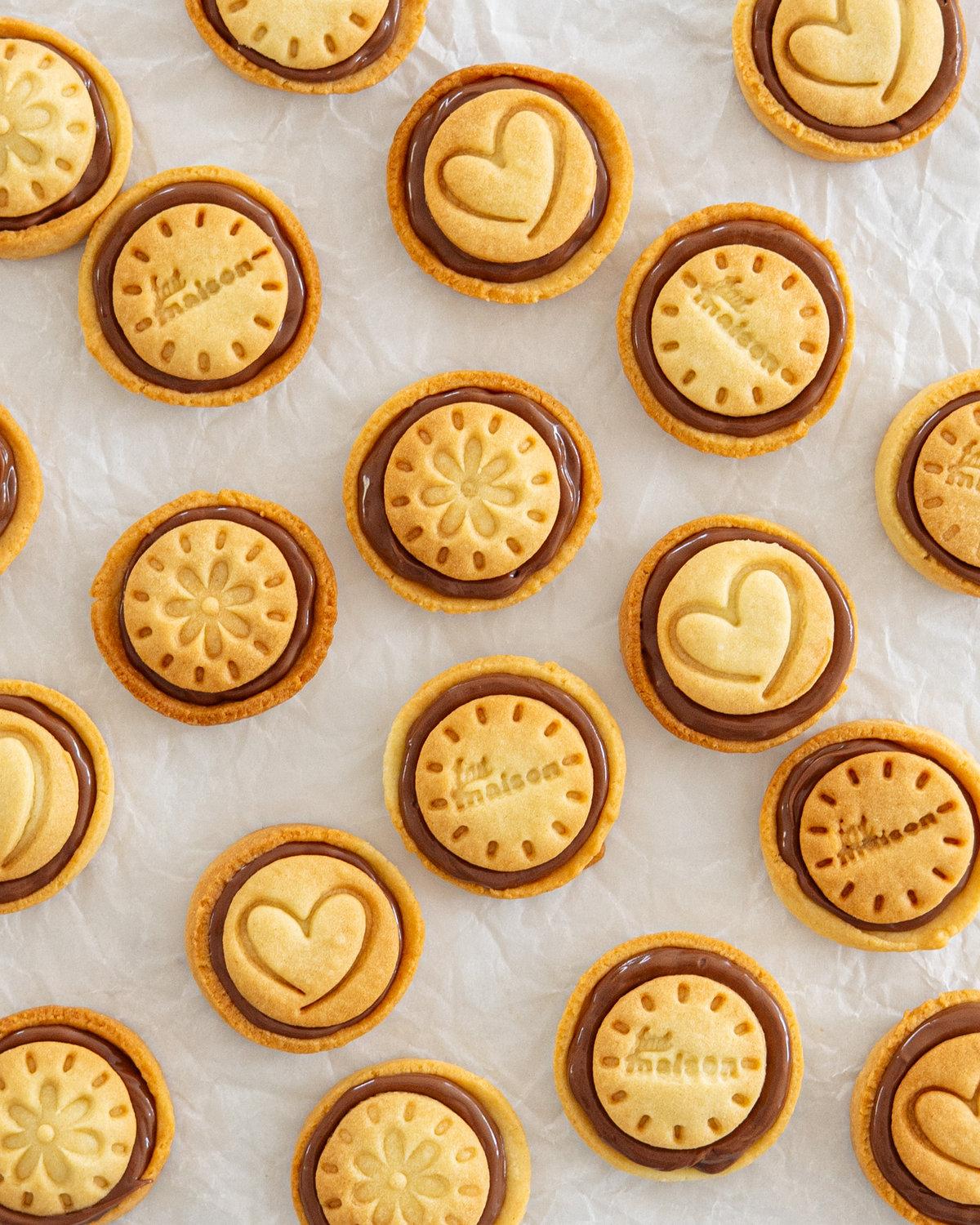 Des biscuits décorés au glaçage, réalisés avec un emporte-pièce à tampon Cutties